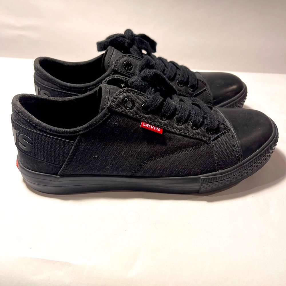 Levi’s Black Canvas Shoes size (7)